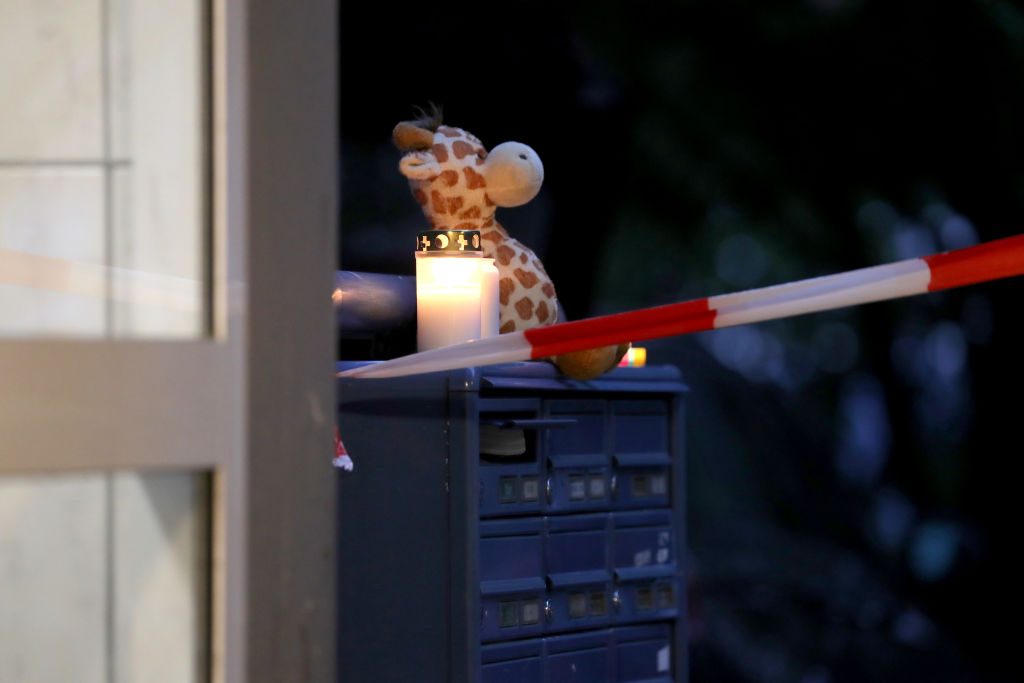 bimbo morto impiccato