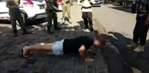 flessioni turisti indonesia senza mascherina