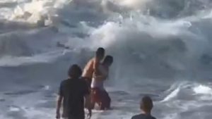 giovane surfista salvataggio hawaii
