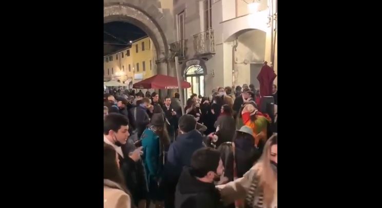 assembramenti lucca