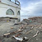 Maltempo: ancora rifiuti sul litorale romano dopo la mareggiata della scorsa notte [FOTO]