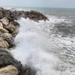 Maltempo, in Toscana mareggiate e vento forte: danni al lungomare di Livorno, stop ai traghetti per Elba [FOTO e VIDEO]