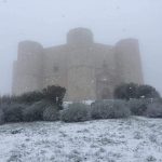 Maltempo Puglia, minime sotto zero nel Gargano: prima neve dell’anno a Castel del Monte, fiocchi a Bari [FOTO]
