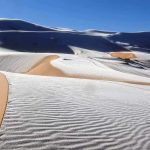 Meteo, la neve imbianca le dune del Sahara, è la quarta volta in 42 anni: freddo record ad Ain Sefra, in Algeria [FOTO]