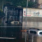 Maltempo Marocco, le piogge lasciano il centro di Casablanca sott’acqua: case allagate e auto trascinate dall’acqua [FOTO]