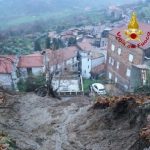 Maltempo, paura nella notte nel Cosentino: frana investe abitazioni a Rota Greca, decine di evacuati [FOTO]