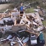 Una scia di distruzione lunga 16 km: tornado killer sorprende l’Alabama nella notte [FOTO e VIDEO]