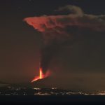 Etna, il nuovo violento parossismo stupisce anche i vulcanologi: fontane di lava alte oltre 1500 metri e colonna eruttiva di 12 km [FOTO]