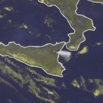 Etna, si è concluso il terzo parossismo: la nube di cenere è sullo Jonio e si muove verso la Grecia, nuovo appuntamento sabato pomeriggio
