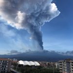 Eruzione Etna, stamattina il 3° parossismo degli ultimi 4 giorni: è il più violento, inizia grande pioggia nera su Catania