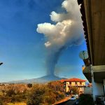 Eruzione Etna, stamattina il 3° parossismo degli ultimi 4 giorni: è il più violento, inizia grande pioggia nera su Catania