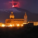 Etna, si intensifica l’eruzione: alta fontana di lava dal Cratere di Sud-Est, il 6° parossismo è iniziato