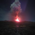 Etna, si intensifica l’eruzione: alta fontana di lava dal Cratere di Sud-Est, il 6° parossismo è iniziato