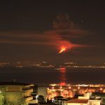 Etna in eruzione, che spettacolo nella notte: flussi piroclastici e fontane di lava al chiaro di luna – FOTO