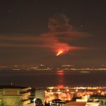 Etna in eruzione, che spettacolo nella notte: flussi piroclastici e fontane di lava al chiaro di luna – FOTO