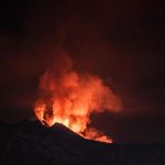 Etna in eruzione, inizia il 4° parossismo: rosso fuoco nella notte, le immagini dalle webcam in diretta