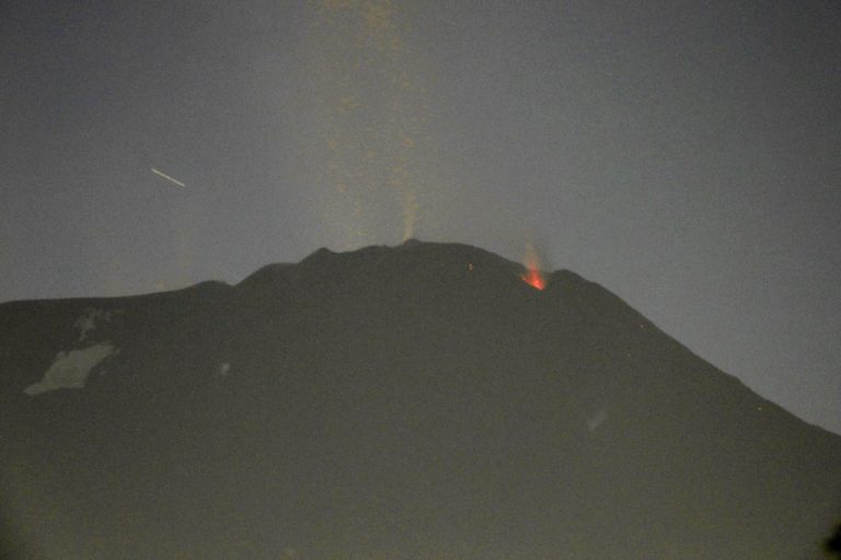 Figura 1 – Inizio dell’attività stromboliana alla bocca orientale del Cratere di Sud-Est, visto da Tremestieri Etneo sul fianco meridionale dell’Etna, ore 18:00 del 20 febbraio 2021. Foto di Boris Behncke, INGV