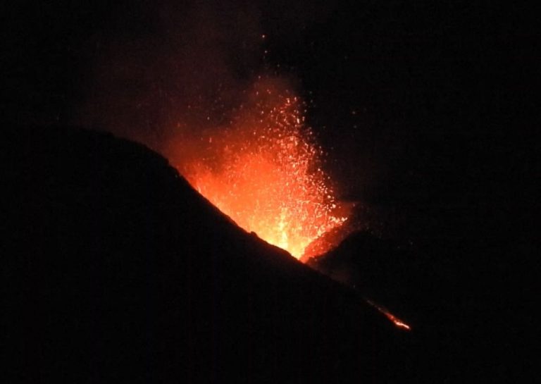 Figura 2 – Alle ore 22:35 del 20 febbraio 2021, da Tremestieri Etneo si comincia a vedere il primo trabocco di lava dalla bocca orientale del Cratere di Sud-Est. Foto di Boris Behncke, INGV