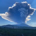 Etna, non è finita: risale l’ampiezza del tremore vulcanico, l’eruzione continua – FOTO e VIDEO