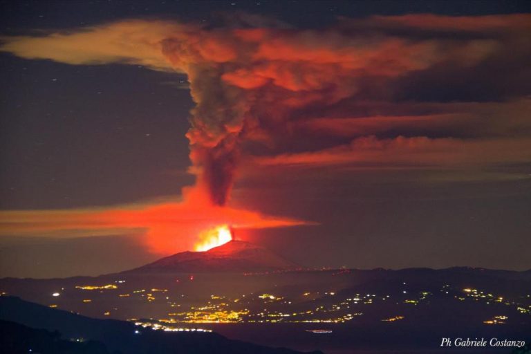 Figura 4 – Dal paese di Pianoconte sull’isola di Lipari (Isole Eolie), la colonna eruttiva dell’Etna alta più di 10 km nella fase culminante del parossismo si presenta così. Foto di Gabriele Costanzo