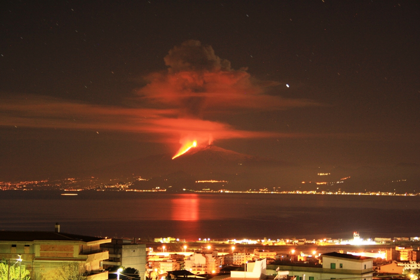 etna eruzione notte spettacolo
