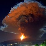 Etna, nella notte il 5° spettacolare parossismo: lancio di lapilli e bombe oltre il cratere, tremore intenso fino al mattino [FOTO]