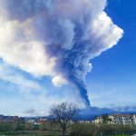 Eruzione Etna, scenario da Apocalypse Now su Catania: si fa buio in pieno giorno, FOTO e VIDEO impressionanti