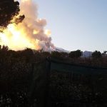 Etna, forti boati e un’esplosione improvvisa nel pomeriggio: si intensifica l’eruzione. Le immagini in diretta