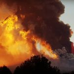 Etna, l’eruzione degenera in un parossismo violentissimo: inferno di fuoco, velocissima colata lavica a valle – LIVE