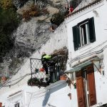 Paura ad Amalfi, frana sfiora le case: strada bloccata, evacuate 3 famiglie [FOTO e VIDEO]