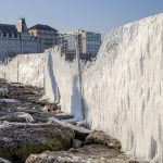 Maltempo Svizzera, un San Valentino di freddo a Ginevra: le sponde del lago si ricoprono di ghiaccio [FOTO]