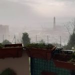 Maltempo Liguria, pioggia e nuvole gialle a causa della sabbia del Sahara: la grandine imbianca Genova [FOTO e VIDEO]