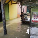 In Indonesia è l’Apocalisse: inondazioni, migliaia di evacuati, oltre ottomila case sommerse [FOTO]