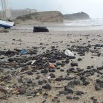 Enorme marea nera nel Mediterraneo: catrame impatta su 170km di coste in Israele, è il peggior disastro ambientale degli ultimi decenni [FOTO]