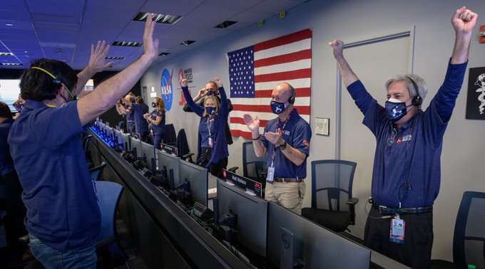 Il momento del touchdown nel quartier generale NASA