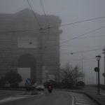 Meteo Marche: scenari pittoreschi ad Ancona, coltre di nebbia in città [FOTO]