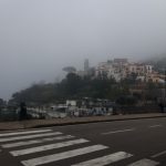 Meteo, l’alta pressione porta la “caligo”: la nebbia di mare ammanta ancora Genova e Napoli, scenari insoliti [FOTO]