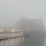 Meteo, l’alta pressione porta la “caligo”: la nebbia di mare ammanta ancora Genova e Napoli, scenari insoliti [FOTO]