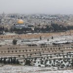 Israele colpita dal maltempo: Gerusalemme si sveglia imbiancata dalla neve [FOTO]