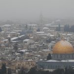Israele colpita dal maltempo: Gerusalemme si sveglia imbiancata dalla neve [FOTO]
