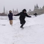 Russia, “nevicata apocalittica” a Mosca: mai così tanta neve da marzo 2013, si potrebbe superare il record del 1956 [FOTO]