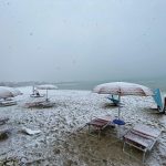 Maltempo, scenari polari in Puglia: la neve ricopre gli uliveti del Salento, imbiancata la spiaggia di Porto Cesareo [FOTO]