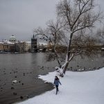 Maltempo, ondata di freddo in Europa: la neve imbianca Praga, temperature sotto lo zero in Repubblica Ceca [FOTO]