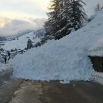 Maltempo Veneto, slavina investe provinciale ad Arabba: la massa di neve si è fermata prima di raggiungere un’officina [FOTO]