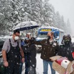 Tempesta di neve negli USA: operatori sanitari bloccati vaccinano automobilisti per non perdere le dosi [FOTO]