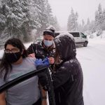 Tempesta di neve negli USA: operatori sanitari bloccati vaccinano automobilisti per non perdere le dosi [FOTO]