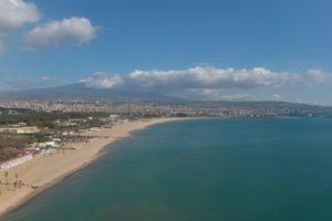 La costa a sud di Catania presso l'aeroporto