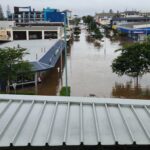 Meteo, piogge torrenziali in Australia: fiumi esondati e case sommerse dall’acqua, tornado rade al suolo case a Sydney. Migliaia di evacuati [FOTO]