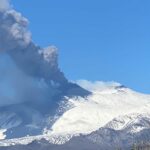 Eruzione Etna: cessata la fontana di lava, la nube eruttiva alta 4,5 km “si disperde in direzione Sud Est” [FOTO]