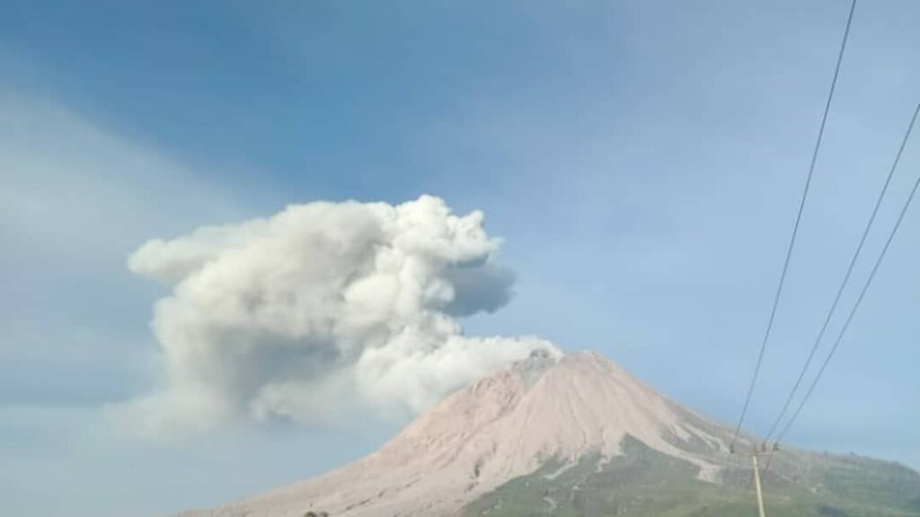 eruzione sinabung indonesia